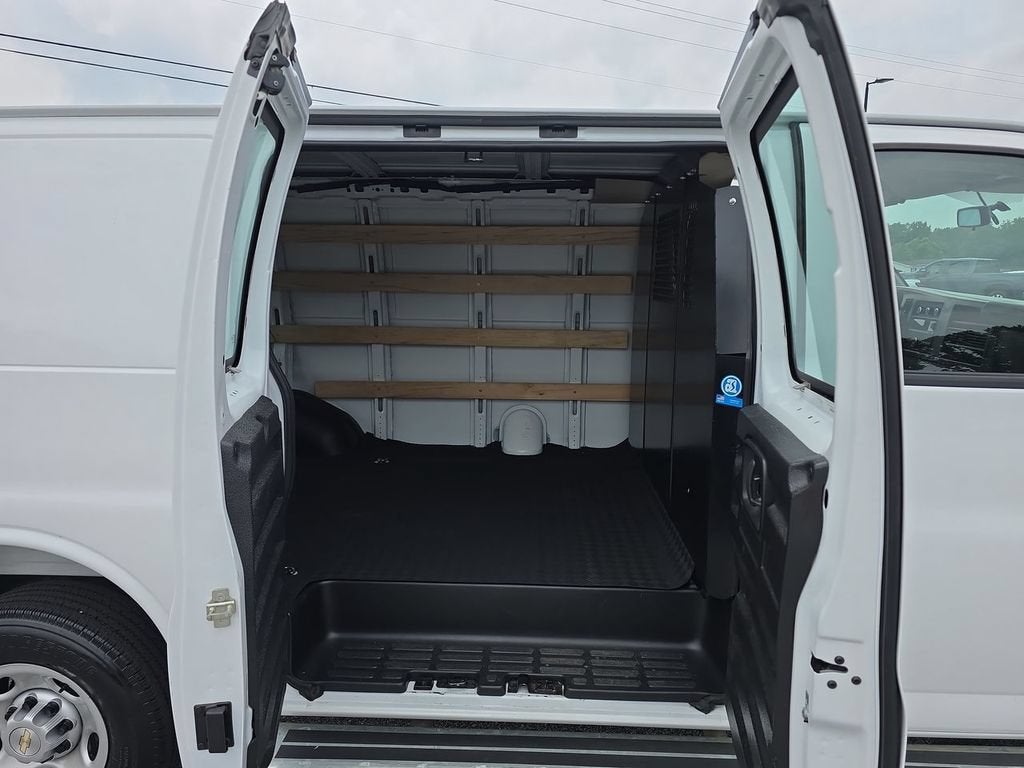 2025 Chevrolet Express Cargo WT