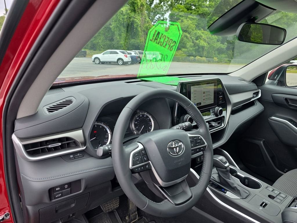 2024 Toyota Highlander LE